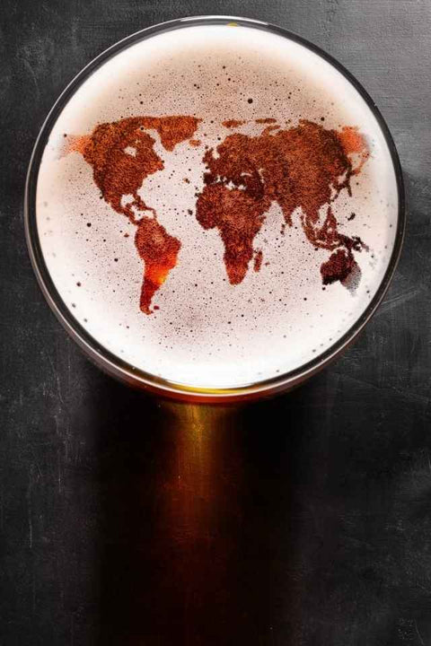 Bierglas mit Weltkarte-Haus der Biere berlin, internationale Biere und Bierwelt entdecken