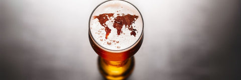 Haus der Biere Berlin-Bierglas mit Weltkarte, Internationales Bier Sortiment, Startseitenbild Desktop