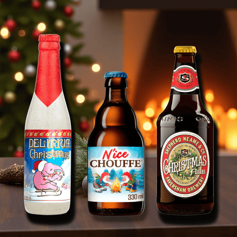 Weihnachtsbier-Mixpaket mit Delirium Noël, N’Ice Chouffe und Shepherd Neame Christmas Ale vor festlichem Hintergrund