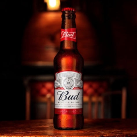 Bud Flasche auf Holztisch mit Lichtreflexen – mildes amerikanisches Bier