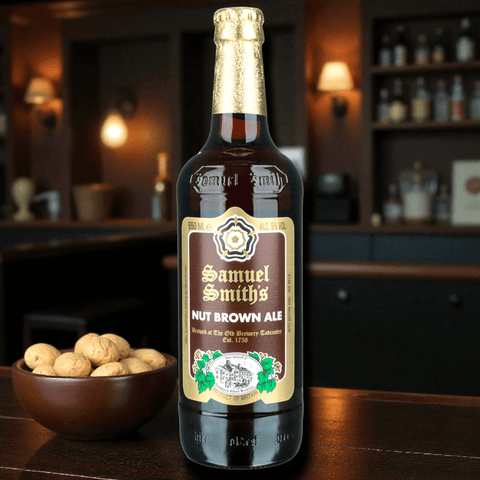 Samuel Smith Nut Brown Ale 355 ml Flasche auf Holzuntergrund, malzig-nussiges englisches Ale aus Großbritannien