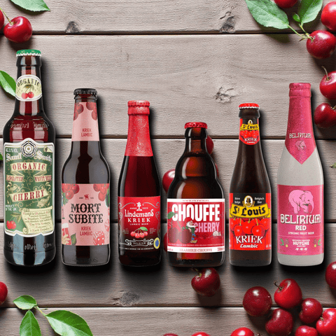 Sechs Kirschbier-Flaschen aus dem Kirschbier-Mixpaket vor einem Hintergrund mit frischen Kirschen
