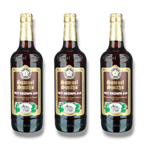 Drei Flaschen Samuel Smith Nut Brown Ale 355 ml, malzig-nussiges englisches Ale aus Großbritannien auf weißem Hintergrund