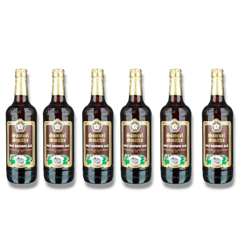 Sechs Flaschen Samuel Smith Nut Brown Ale 355 ml, malzig-nussiges englisches Ale aus Großbritannien auf weißem Hintergrund