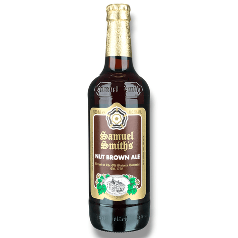 Einzelne Flasche Samuel Smith Nut Brown Ale 355 ml, malzig-nussiges englisches Ale aus Großbritannien, auf weißem Hintergrund