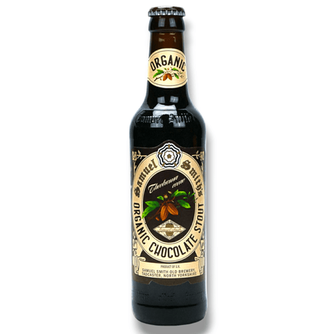 Einzelne Flasche Samuel Smith’s Organic Chocolate Stout 355 ml, Bio-Schokoladenbier aus Großbritannien, auf weißem Hintergrund