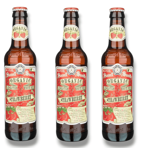 Drei Flaschen Samuel Smith Organic Strawberry Ale – Bio Erdbeer Fruchtbier 355 ml, 5,1 % Vol., auf weißem Hintergrund